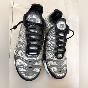 Women's Nike Air Max Plus TN Black, White, and Speckled shoes, Size 8